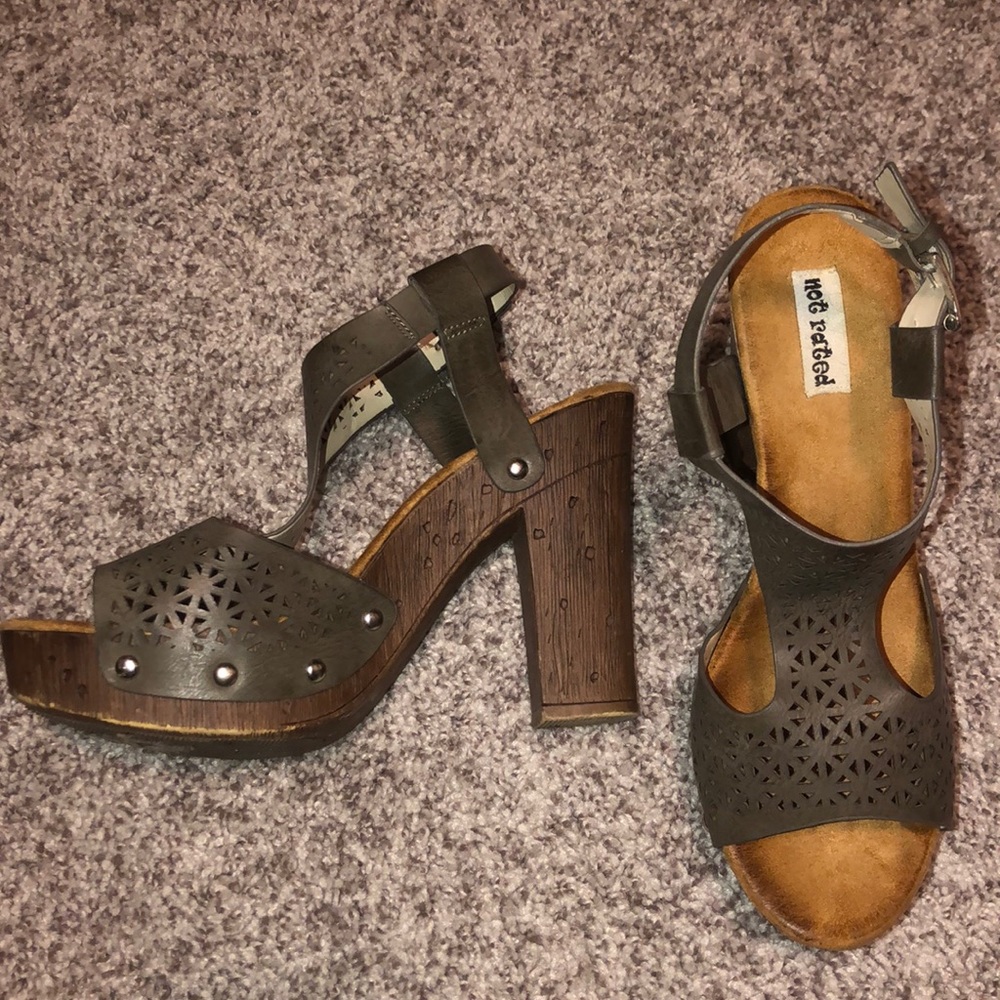 NOT RATED SIZE 8 wood heel sandal